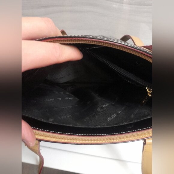 Arcadia - Patent Leather Shoulder Bag - Picture 10 of 14